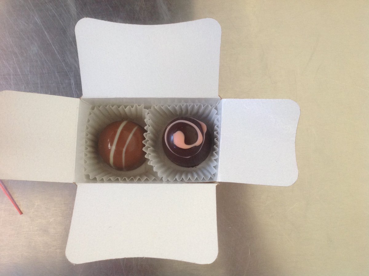 sjukla's tweet photo. #sukla#weddingfavours#handcrafted#belgianchocolates https://t.co/63mFQjH8jg