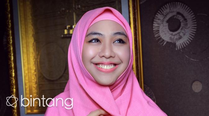 bintangcomID's tweet photo. Syiar Artis, Oki Setiana Dewi: Zakat Adalah Pembersih https://t.co/tCOgJsY6d4 https://t.co/mwiWiCw5z7