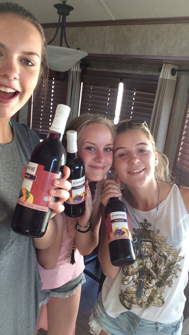 TayTaymiller123's tweet photo. before and after the boones 🍾 #benderweek #bæs https://t.co/XqG494X14E