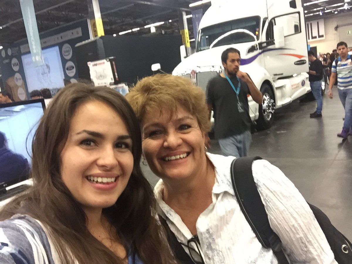 lizy_gtzc's tweet photo. RT x RT 
Mi mejor momento fue compartir #CPMX7 con mi mamá y espero tener la en #CPMX8  😍🤓✌🏼️🎒 https://t.co/81RYdphRE2
