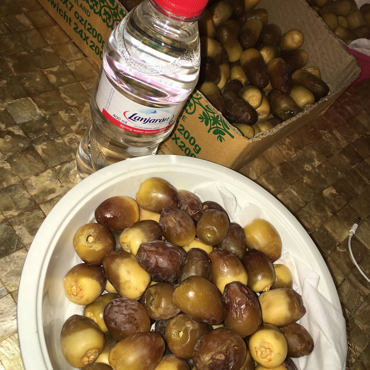 LanjaronArabia's tweet photo. Bujem3 #rtub dates from #AlAin #eatnatural #drinknatural #buyorganic https://t.co/N5kDGlBBj2