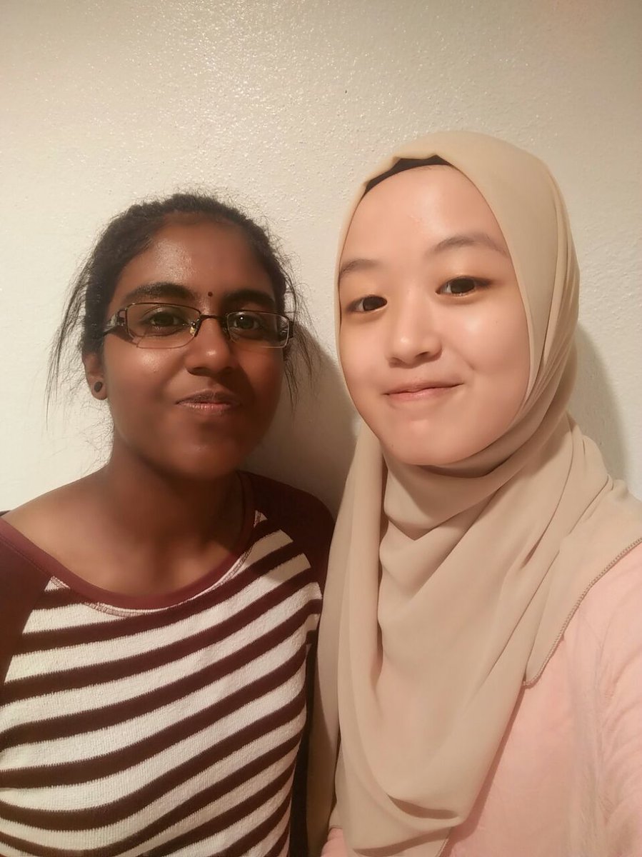 panmeelin_ng's tweet photo. Sebenarnya dahi penuh dengan pimples , kawan sebelah saya pun , tergelak tengok balik gambar,😂😂😂 #fakecamera https://t.co/XMbAJYSdYu