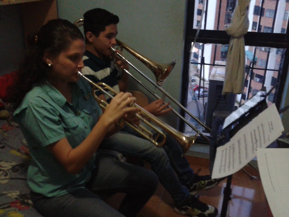 Zaraid y Keyson estudiando, dos jóvenes integrantes de la fila de metales de nuestra @OSJCARABOBO #ElSistema