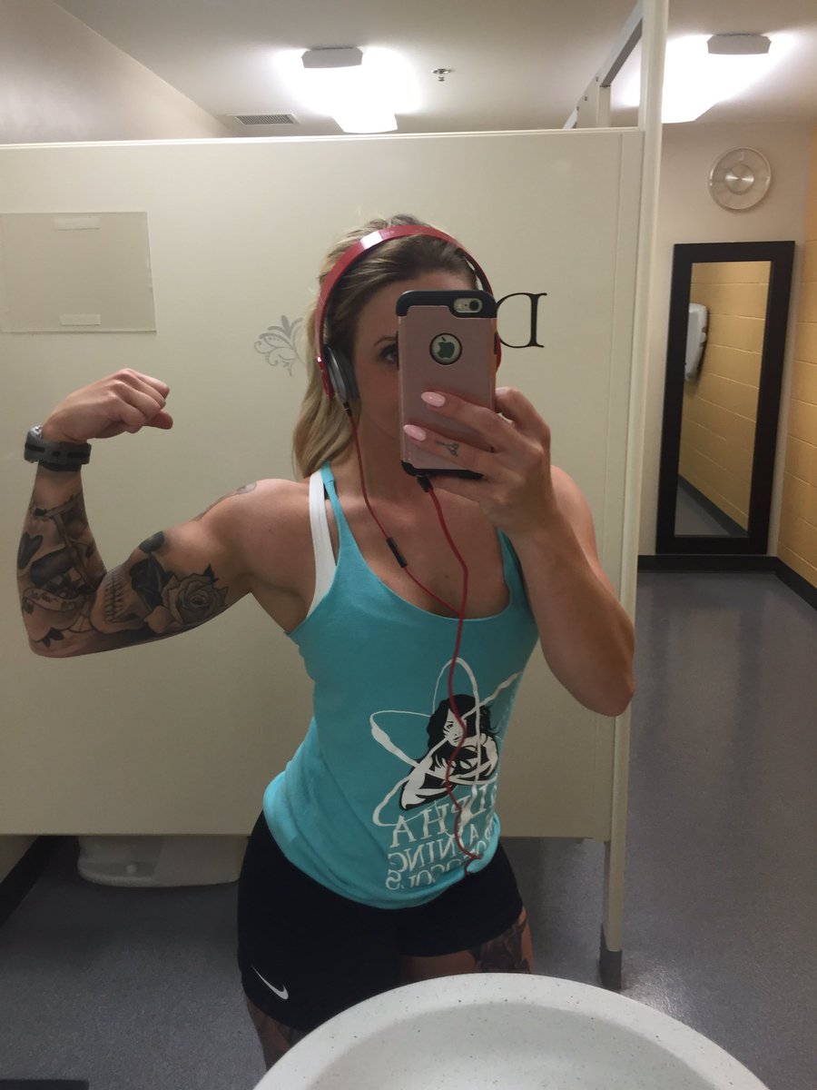 Twitter is only meant for #flex photos. Right <a href="/aron1786/">Aaron Robinson</a> #gunshow