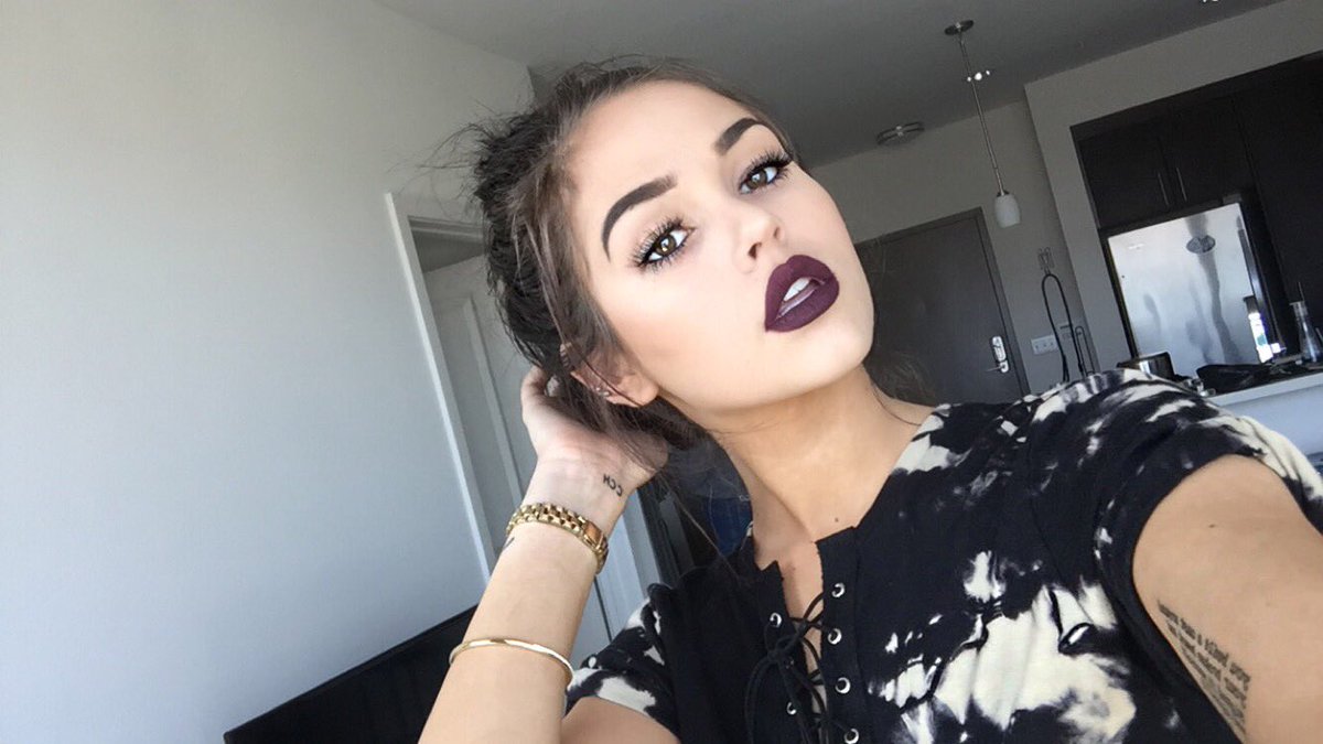 MaggieLindemann's tweet photo. out and about https://t.co/YNCOKNLedM