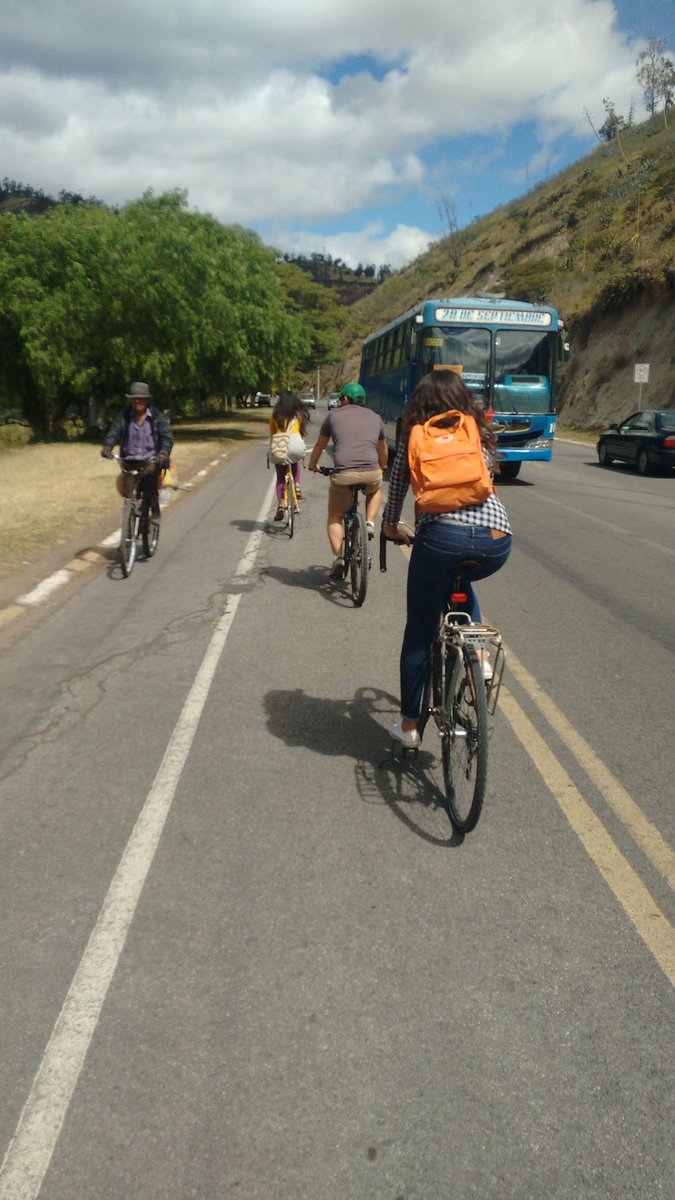 PapaClimatico's tweet photo. En Ibarra (Ecuador) convirtieron un autódromo en un espacio amable con peatones y ciclistas. ¡Prioridades humanas! https://t.co/oHGVqJOMlJ