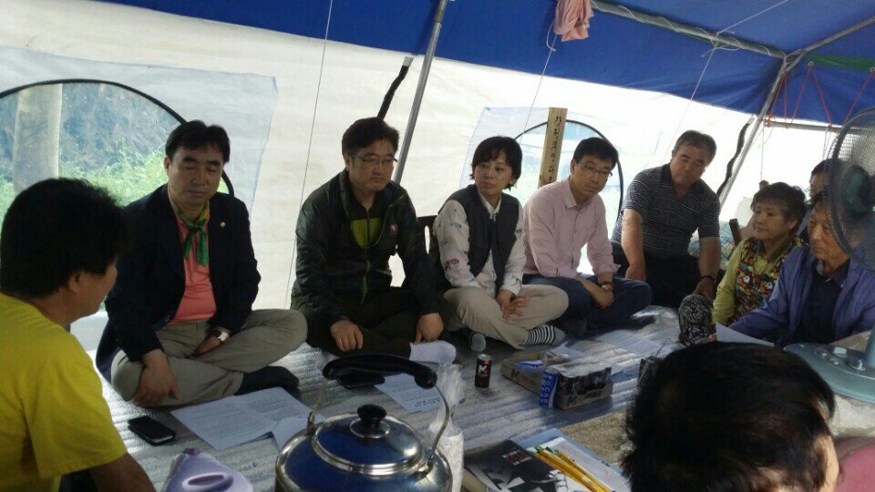 wonsikw's tweet photo. 지난 2일 강정에 갔습니다. 해군이 공사 14개월 지연에 따른 추가 공사비용 중 34억을 주민들에게 구상권을 청구했습니다. 이 강정의 농민의 삶을 통채로 파괴 할 구상권 청구는 취소 되어야 합니다. https://t.co/ulCFaDSvkW