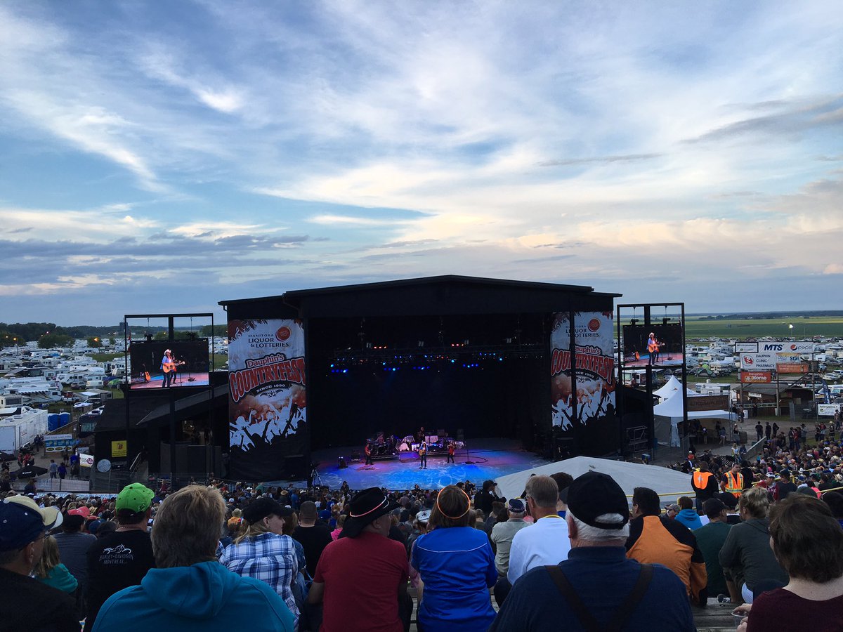 TerriClarkMusic's tweet photo. Best night ever in Dauphin. https://t.co/Rc72FRsg5i