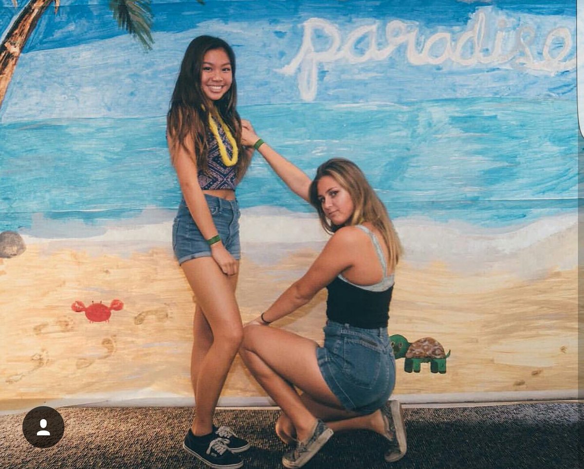 emilyfrizzy's tweet photo. Pictures you show your parents vs. The ones you show your friends #fvkc https://t.co/gA9EKpW74B