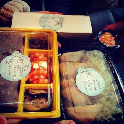 withjoyth_'s tweet photo. เวนดี้ทำข้าวกล่องอาหารกลางวันให้น้องและซื้อชานมไข่มุกร้าน GongCha ไปให้ในวันที่ถ่ายทำMV Young Love ด้วยค่ะ https://t.co/9hwbJnK5TT