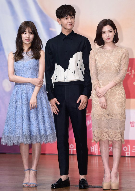 TheDramaKorea's tweet photo. Kim Woo Bin, Bae Suzy, &amp; Im Joo Hwan, &amp; Im Joo Eun saat konferensi pers drama KBS2 "Uncontrollably Fond" hari ini. https://t.co/dQhND9nLkC
