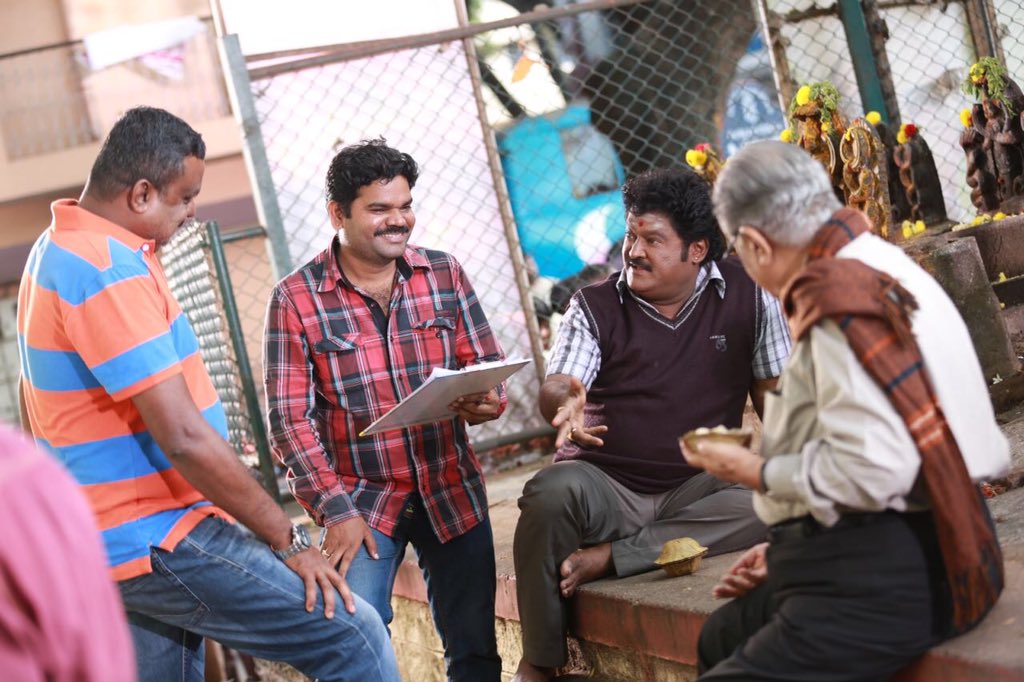 neerdose's tweet photo. dattanna and jaggesh rehearsing their lines to give the perfect shot. #neerdose https://t.co/KBJFSmnQep