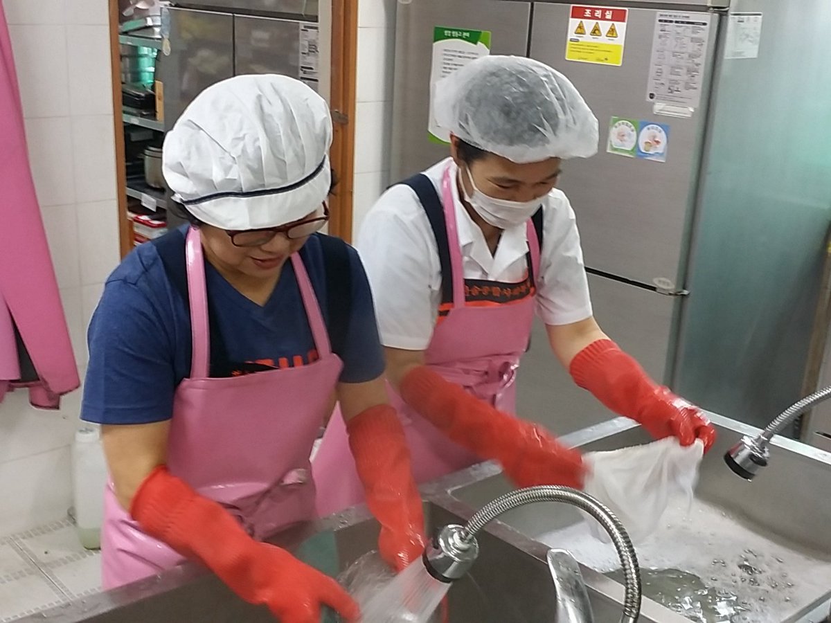 비가 내리고 웃음소리가 흘러 나오는 한솔 경로식당에 특급 봉사팀!! 영우회, FC줌마 봉사단에서 오셨습니다. 궃은날씨에도 불구하고 오셔서 따뜻한 손길을 나누고 계십니다. 어르신들 맛있는 한끼 하고 가세요^^♡