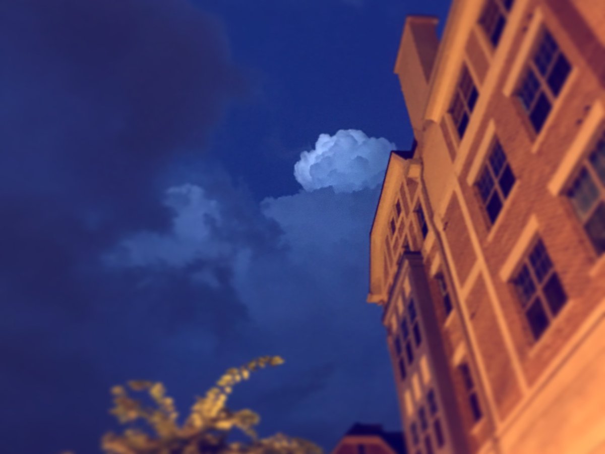 UnderDistrictCo's tweet photo. Took this cool pic! Light cloud amongst the dark! #Trippy https://t.co/19lNNSH0Vk