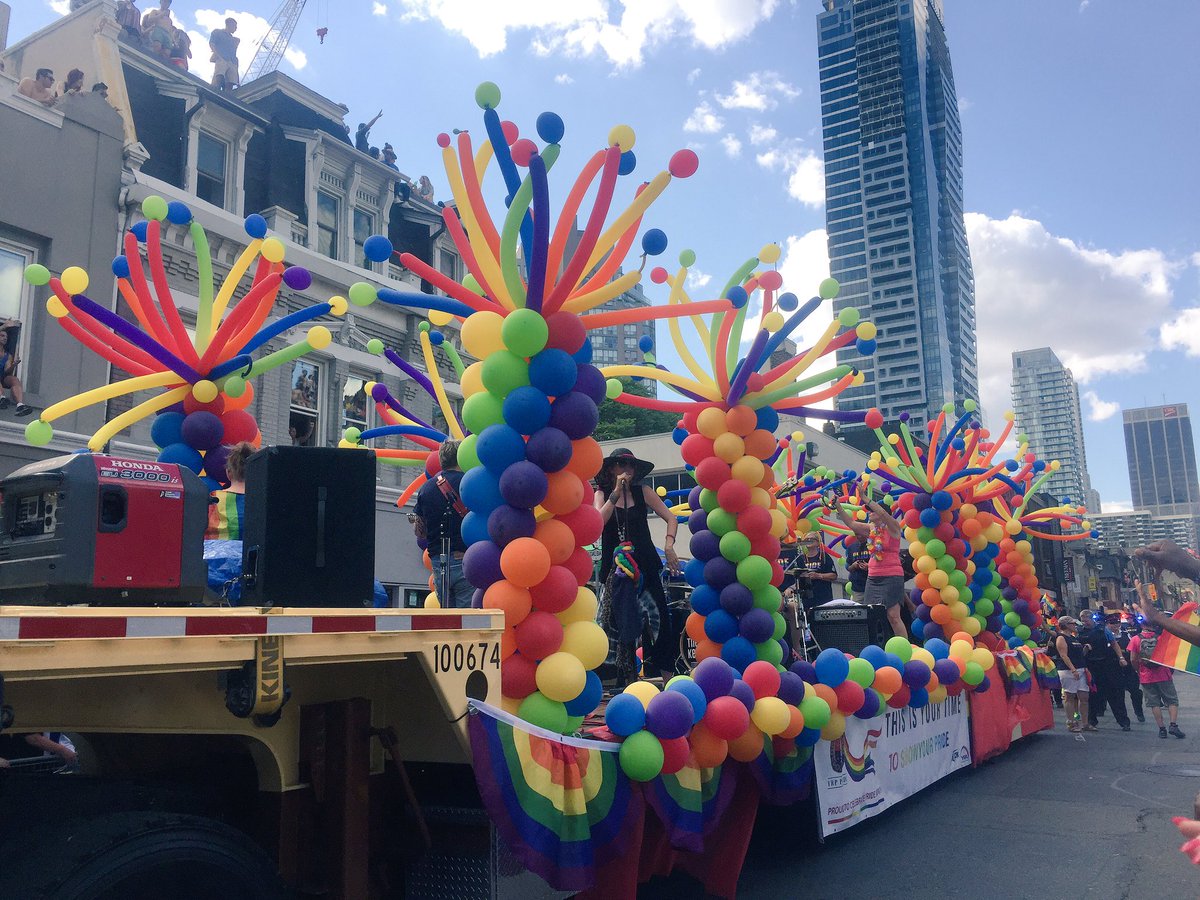 MisakiSwift's tweet image. Pride Parade🌈
裸の人も沢山いて目のやり場に困ったけど、街中がレインボーになってて本当に楽しかった！💓 
めっちゃ水に濡れたけど、タダでUSBやウォーターボトルとか色々貰えたしとにかく最高🎉
