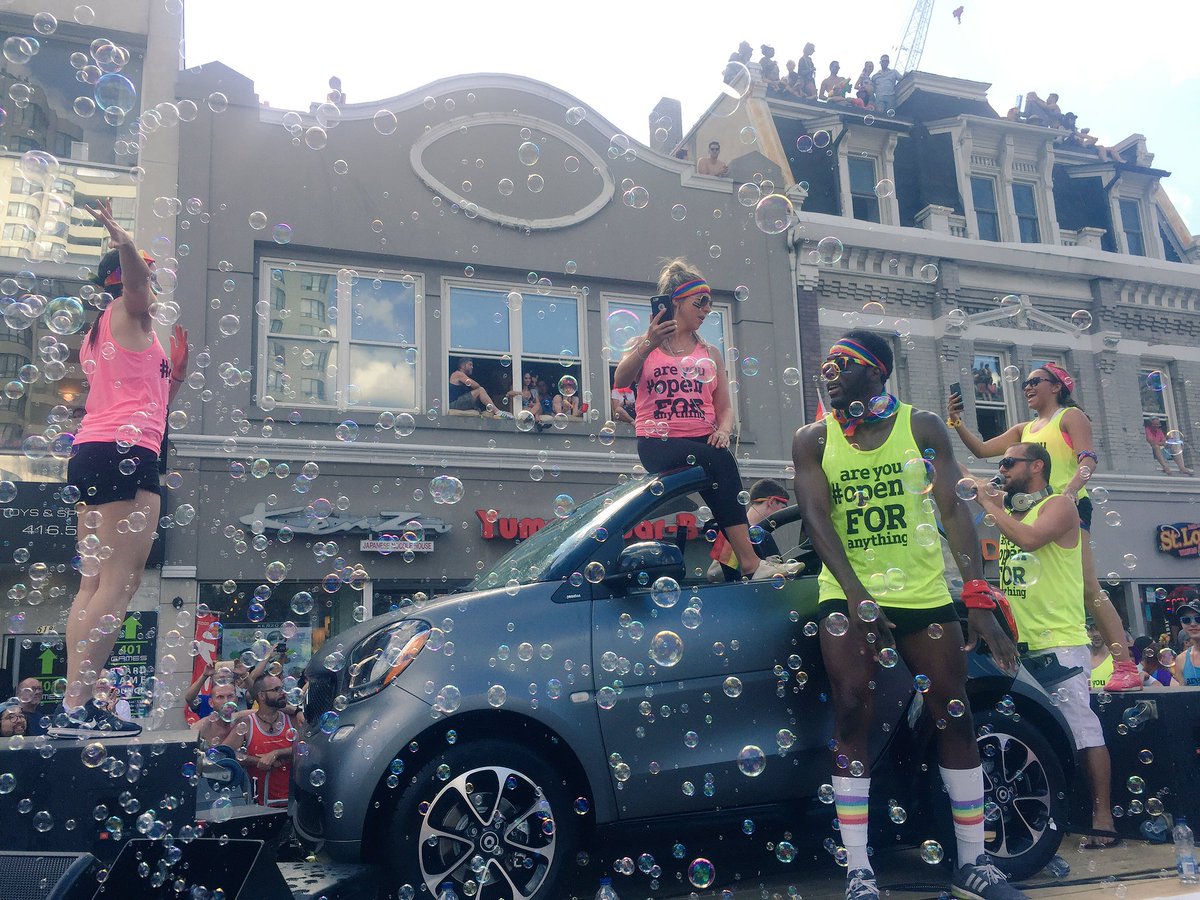 MisakiSwift's tweet image. Pride Parade🌈
裸の人も沢山いて目のやり場に困ったけど、街中がレインボーになってて本当に楽しかった！💓 
めっちゃ水に濡れたけど、タダでUSBやウォーターボトルとか色々貰えたしとにかく最高🎉