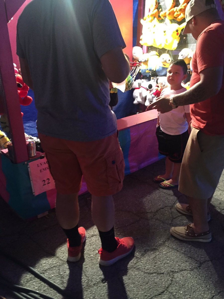 JakeTobolski's tweet photo. Gave my beloved goldfish away to this small child at the fair today #DoGood #GiveBackToTheCommunity #RIPNathaniel https://t.co/fwuKqasYzv