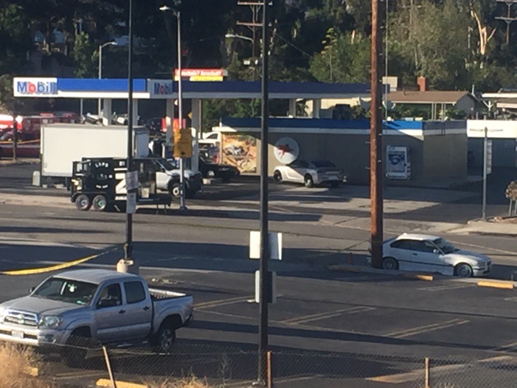 fajardonews's tweet photo. #Breaking:#LAPD says this pickup had dozens of homemade #M1000s. Blast heard Thru protective shield #CBS2 #KCAL https://t.co/ezSJYdjh7N
