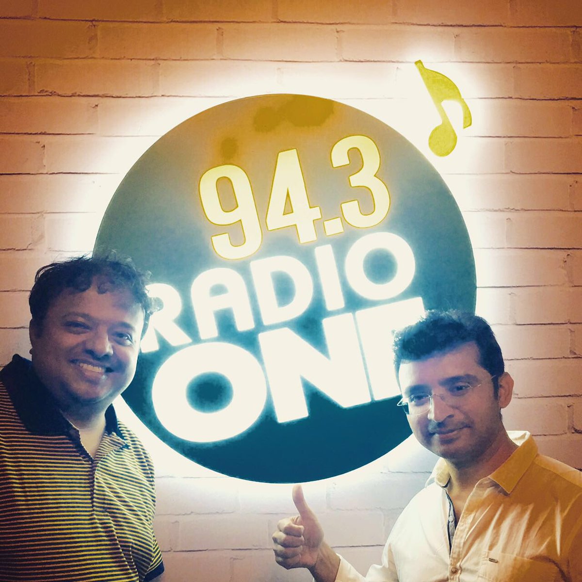 HrishiKay's tweet photo. #Tech talk now wit @nishantpadhiar editor @stuff_india @943RadioOne its @Pebble #TimeSteel review lowkey #Smartwatch https://t.co/p51XlKese7