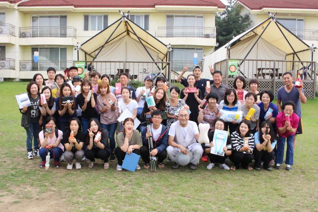 hansolwf's tweet photo. 지난주 한솔복지관 전직원이 용인으로 워크샵을 다녀왔습니다😊 다함께 땀흘리며 발야구, 피구, 족구 등 다양한 미니게임을 즐기고, 별빛산책로도 걸으며 서로 더욱 가까워지는 시간을 가졌답니다💕 https://t.co/HLW6vLryKv