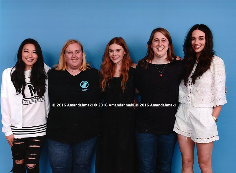 AmandahMaki's tweet photo. @finduilasclln and I with these 3 kick ass women. So sweet and even more gorgeous in person. #howlercon2016 https://t.co/2mcQTpDCMU