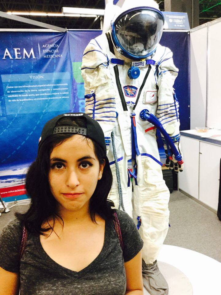 shamira_vitela's tweet photo. Visitando el stand de la @AEM_mx en #CPMX7 <3 espero que #CPMX8 sea aun mas grande y genial el año que viene https://t.co/zU7g3MYsL8