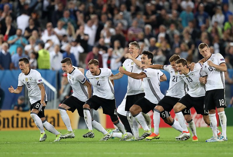 تويتر サッカーキング على تويتر 談話 ドイツのイタリア撃破はジンクスのおかげ 敵ファンの前 でpk戦制す T Co Egebkyxe7e シュヴァインシュタイガーは イタリアファンが陣取るゴールをpk戦のサイドに選びました T Co C6lh1hkrtr