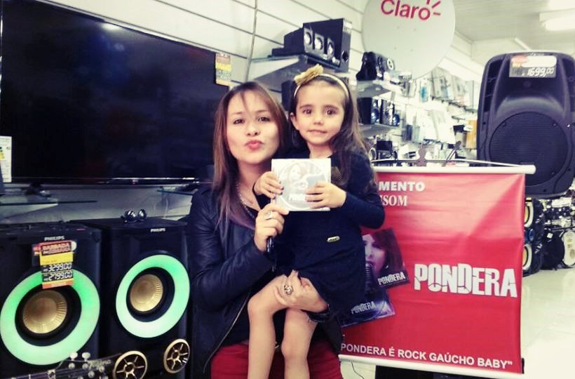 priscilapondera's tweet photo. Tarde de autógrafo e Pocket Show da #PONDERA na #Multisom de Gravataí https://t.co/sY30bhgiJe