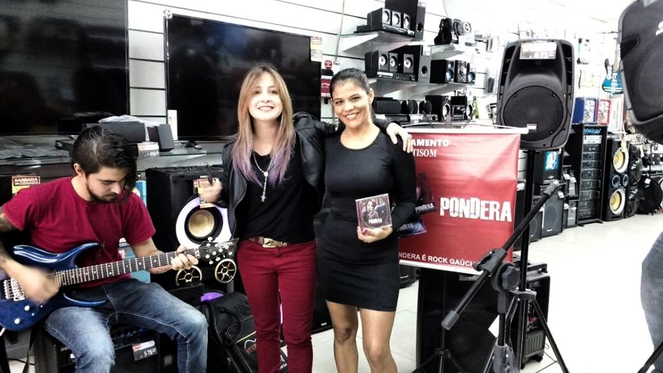 priscilapondera's tweet photo. Tarde de autógrafo e Pocket Show da #PONDERA na #Multisom de Gravataí https://t.co/TGqGeACXgl