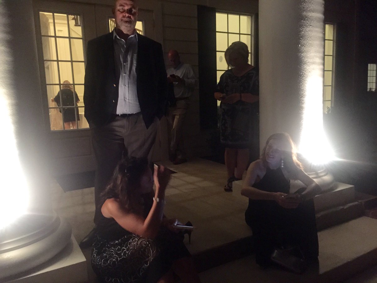Stop_M_now's tweet photo. Waiting on @uber. #4evermoody #lastoneshere https://t.co/4hkHbKynWV