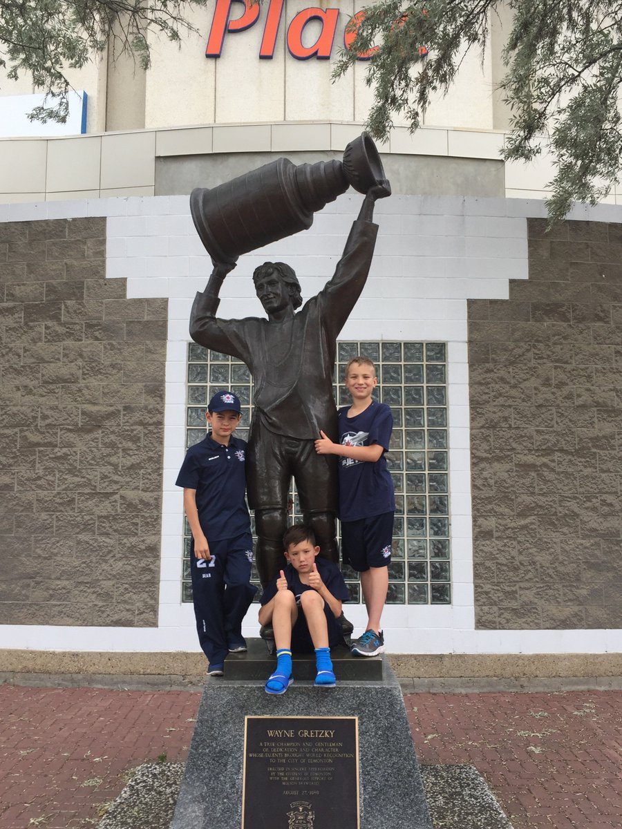 MerrekArpin6's tweet photo. Bear, Woo and Arpin with Gretzky https://t.co/KgyY2eYaqz