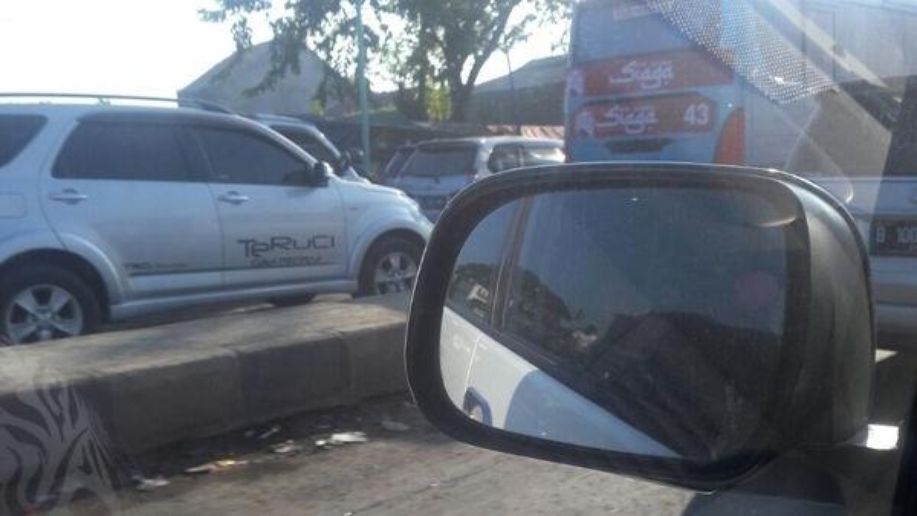 Jalur Pantura Cirebon dan Brebes 'Parkir', Titik Macet di Mana-mana detik.id/VGY8o1