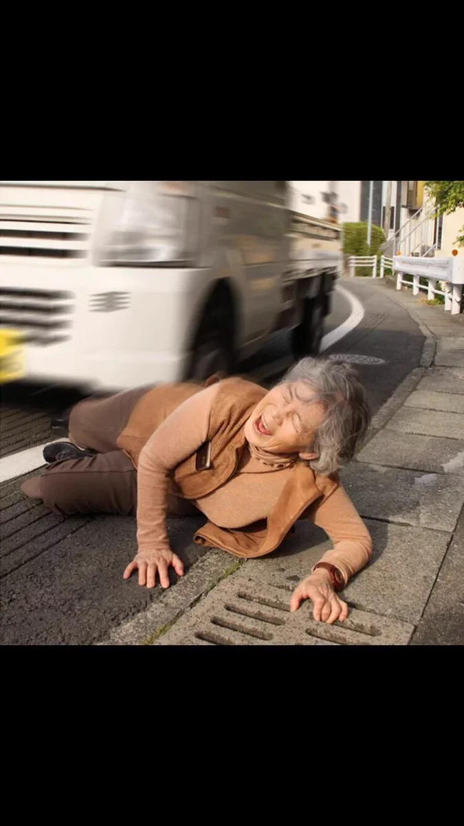 おばあちゃんが撮った自撮りがシュールすぎるｗｗ写真集まで出すみたいｗ