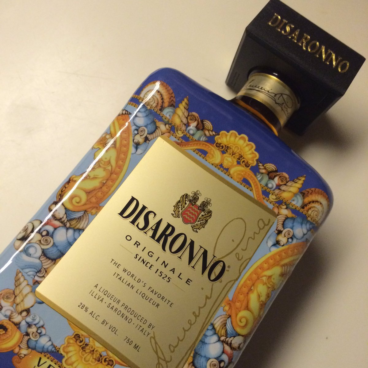 danzmuzik's tweet image. #Disaronno #Versace edition thx to @ericwolcott #SundayNightMagic