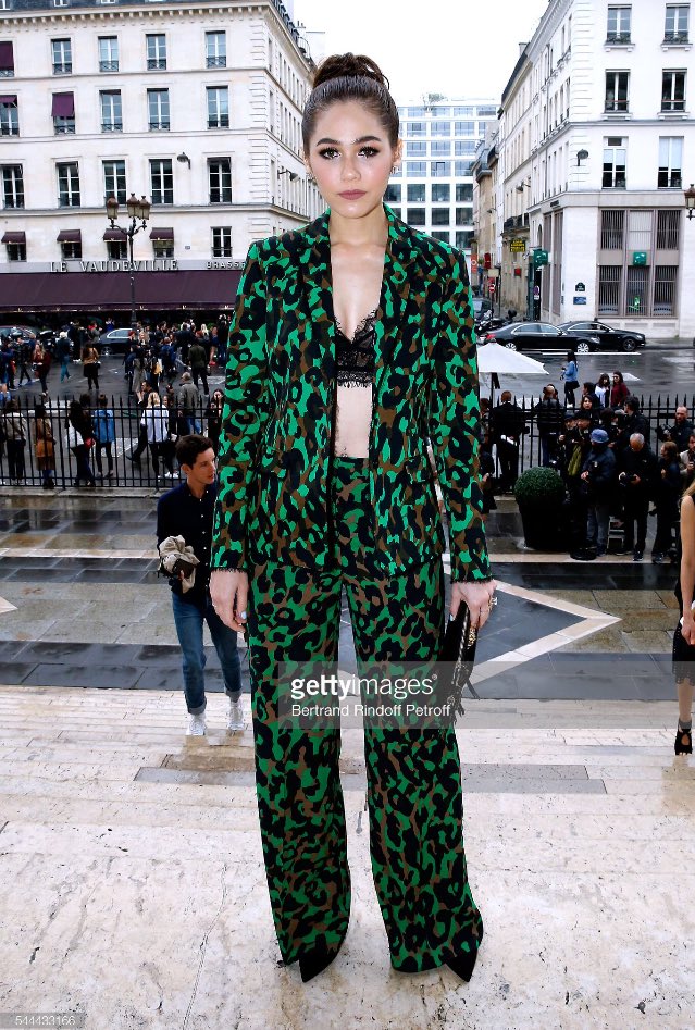 ChomAraya's tweet photo. At Paris Fashion Week Versace Show https://t.co/luRi4QeZkT