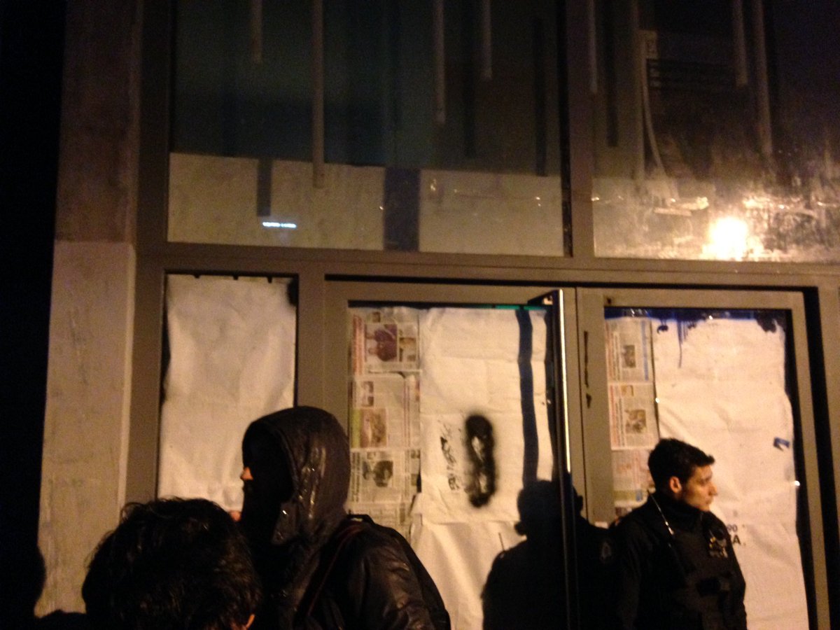 La policía no saca a los ocupantes ni deja entrar a trabajadores de <a href="/tiempoarg/">Tiempo Argentino</a>. Rompieron el interior del diario.