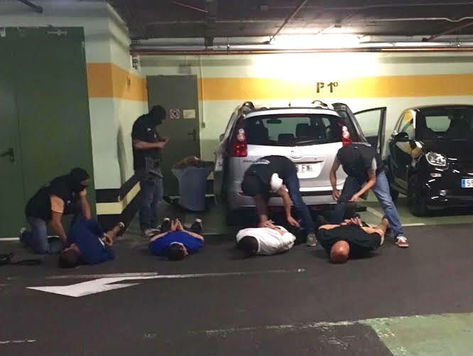 guardiacivil's tweet photo. No es el #SWAT ni el #EquipoA, son nuestros agentes de PJ en #Barcelona, recuperando 5Kg de cocaína y 50.000€ 

👏👏 https://t.co/AWBKiJfun5