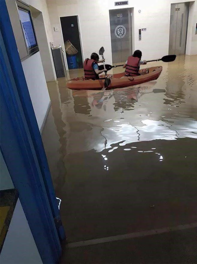 室内でボート＆滝行ｗ韓国の大学の梅雨の被害がヤバイｗｗｗ