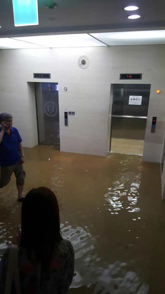 室内でボート＆滝行ｗ韓国の大学の梅雨の被害がヤバイｗｗｗ