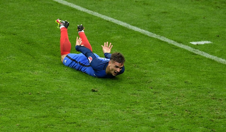 MuseeAquitaine's tweet photo. Pourquoi des manchots à l'entrée de l'#ExpoFoot ? Griezmann vous fait la démonstration ! 😆 #EURO2016 @EUROaBordeaux https://t.co/clzI0pceuw