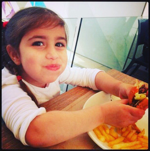 BRGRCO's tweet photo. This adorable little girl can’t get enough of BRGRCO... ❤️🍔😍 https://t.co/hih1MS4Ip0
