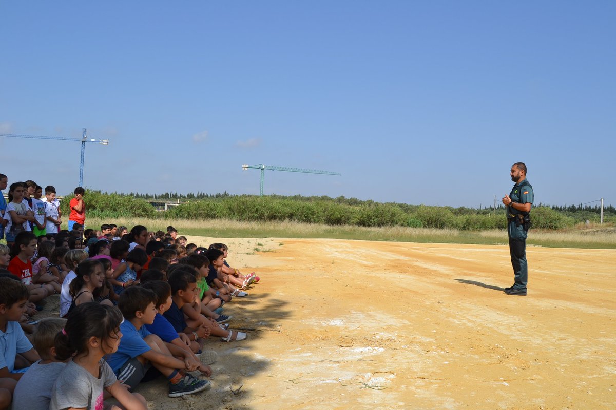 CEUAndalucia's tweet photo. En el #SummerCamp los niños conocen y aprenden cómo trabaja el Servicio Cinológico de la @guardiacivil. https://t.co/0DQOPDGjDu