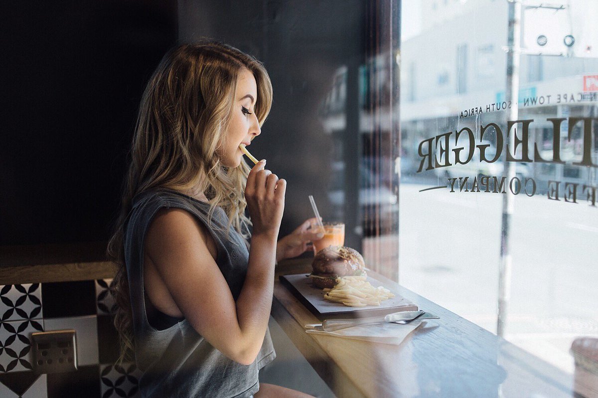 candibodfitness's tweet photo. Craving a @BootleggerCC burger & fries ππ #BurgerObsessed βοΈ @gracecharlottee photography https://t.co/wdQYKIDGk4