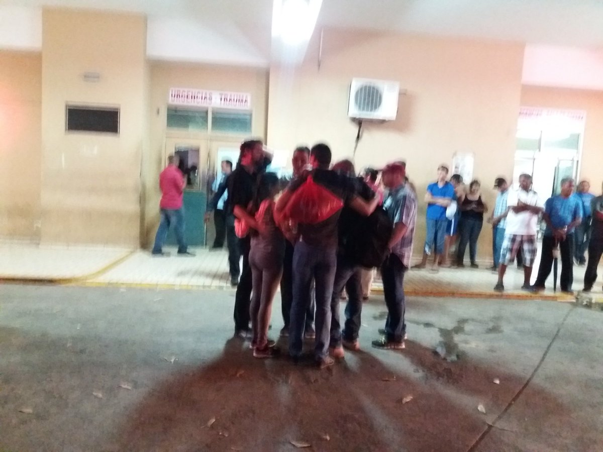 Pres.JCVarela sale del HNAS donde 2 altos funcionarios de la presidencia fallecen x acc. De Transito. Hubo 3 muertos