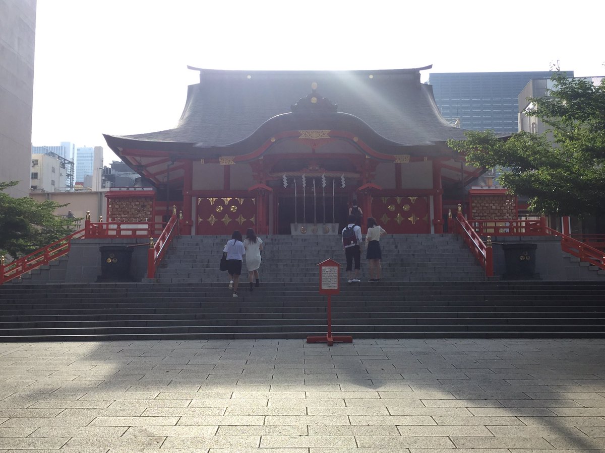 yuririri's tweet photo. 2日にもう一か所立ち寄ったのが花園神社。
正式���は花園稲荷神社なのかな？
（上野にもまったく同じ名前の神社がありますが、こちらは花園神社として有名）

 新宿の伊勢丹近く、なんと裏には吉本興業の東京本社ビルもあります（笑） https://t.co/gKkiGNP3Vl