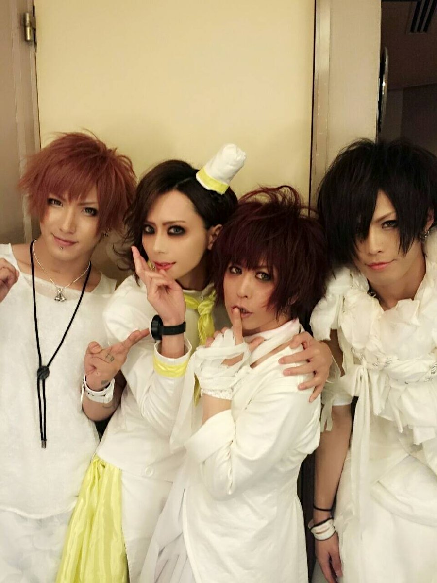 zeallink_LIVE's tweet photo. 【ZEAL LINK TOUR 2016 FINAL】
仲良しSHOTを頂きました!
野中拓さん、NIKAさん、芥さん、shia.さんをパシャ♪
#ZLT2016 https://t.co/nLrzLIQiPm