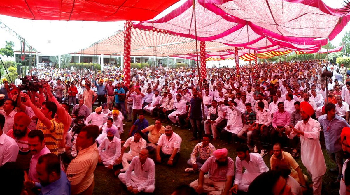 AAPPunjab's tweet photo. .@ArvindKejriwal at a meeting with the Christian community in Gurdaspur

Looks like whole Gurdaspur is here ! https://t.co/uayHF2GpAL