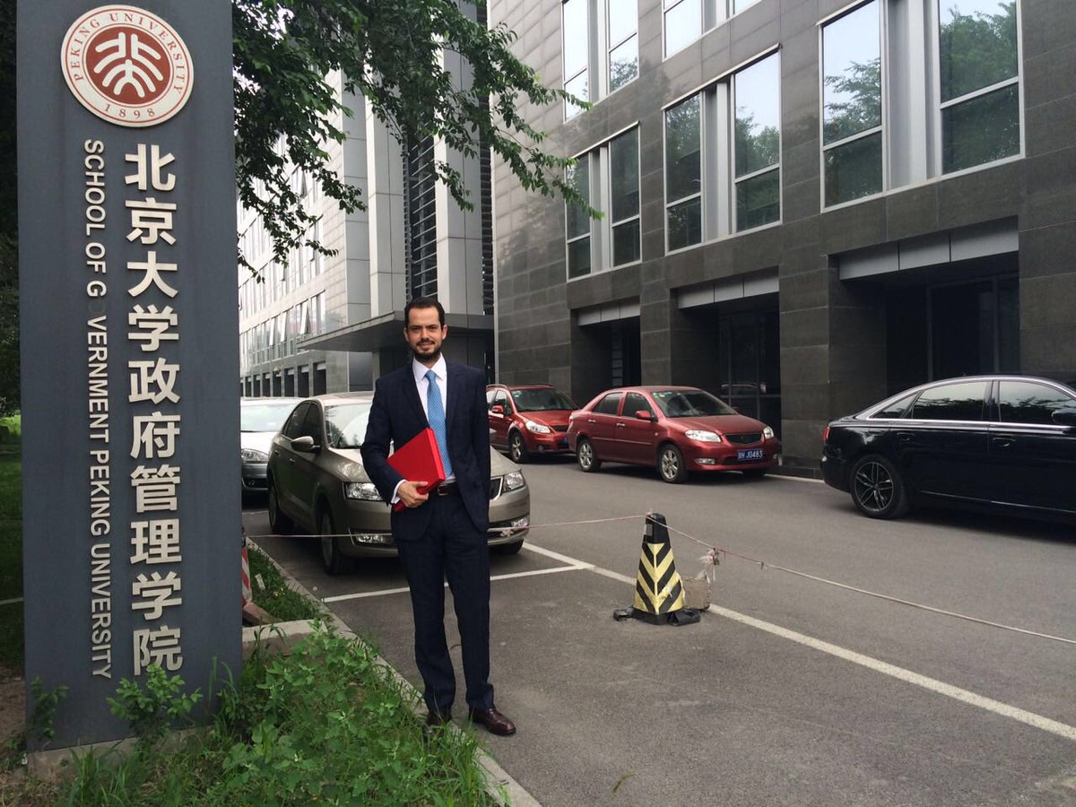 Pospital's tweet photo. Saludos desde la Escuela de Gobierno de la Universidad de Pekín, China! #Yaterminamos #VamosDeRegreso https://t.co/NGoPqJVjXE