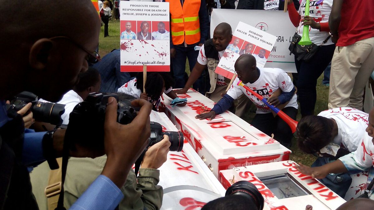 NationBreaking's tweet photo. HAPPENING NOW: Demonstrations over the execution of Lawyer #WillieKimani at Freedom Corner in Uhuru Park, Nairobi. https://t.co/yGDZu7ETuz