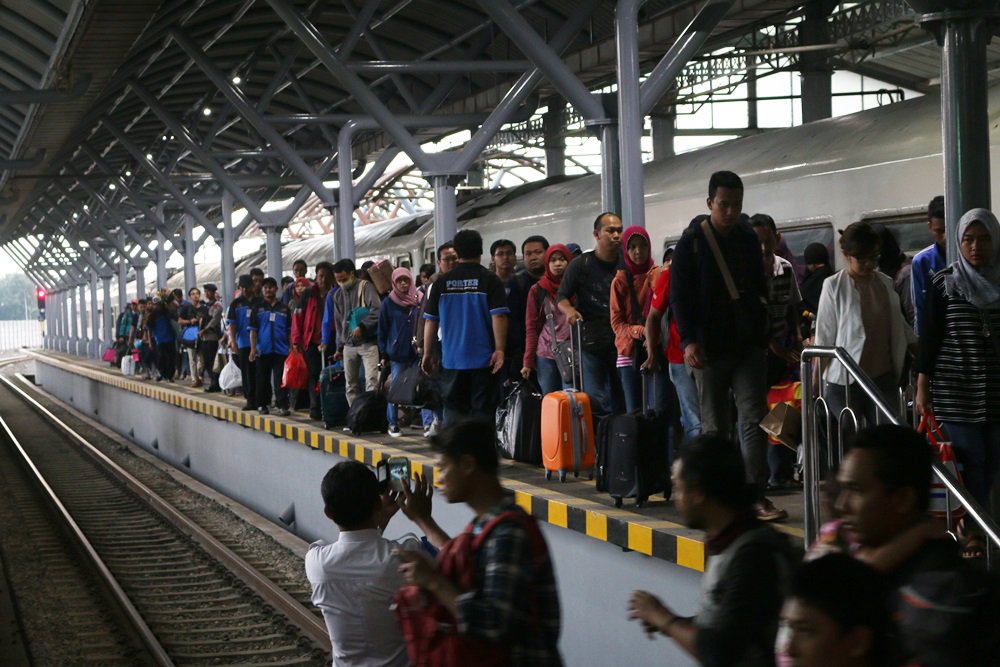 KAI121's tweet photo. Situasi kedatangan penumpang KA arus mudik #Lebaran2016, di Stasiun Tugu, Yogyakarta #MudikNaikKereta https://t.co/UmMaeeJ2zp